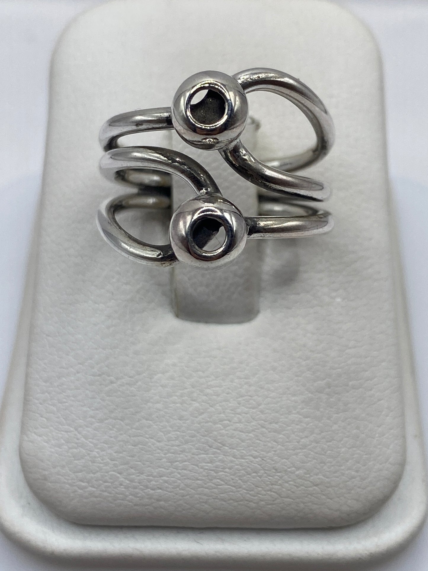 Anillo de plata doble cuerpo fluido en la mano, diseño orgánico minimalista