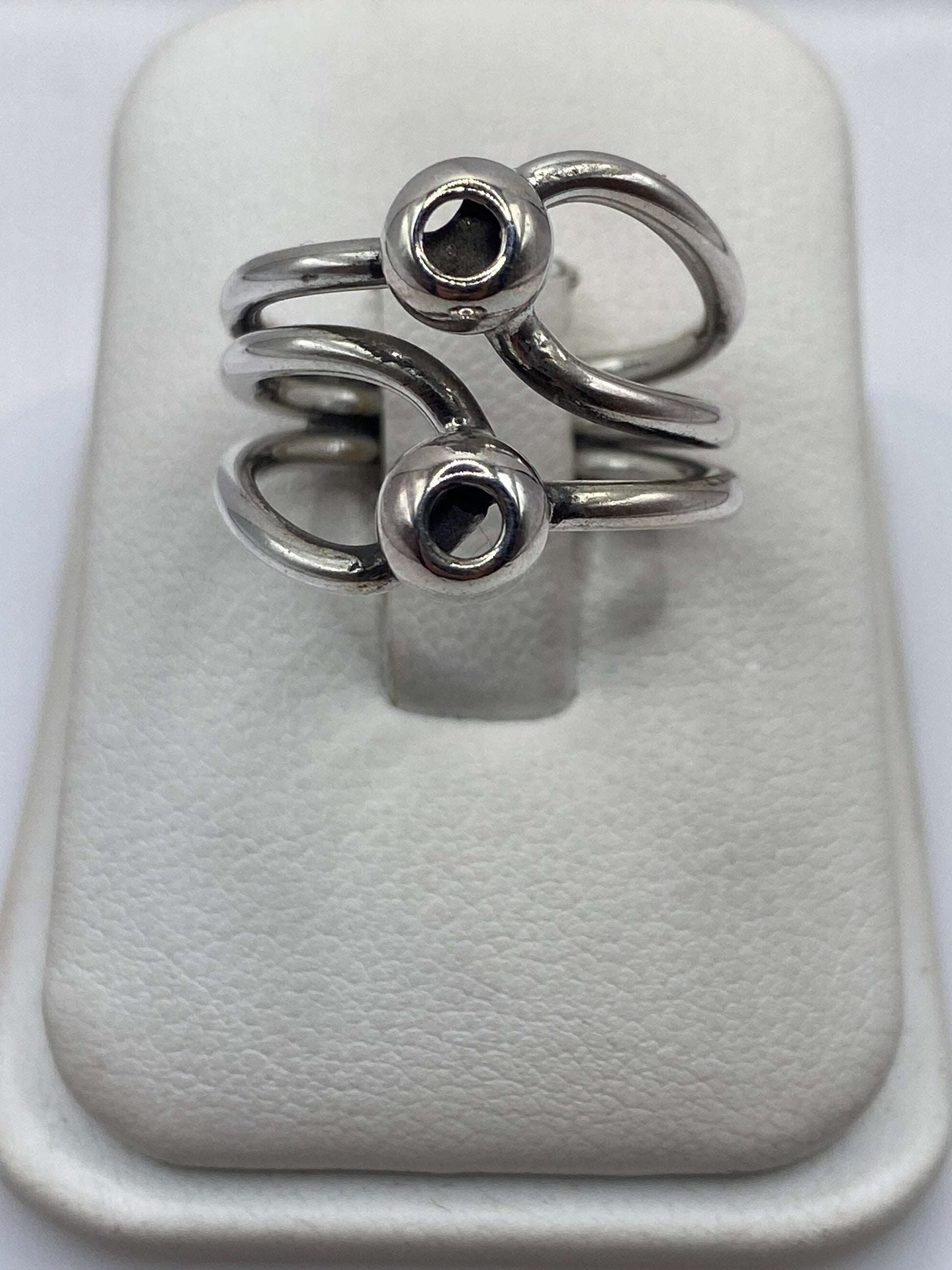 Anillo de plata doble cuerpo fluido en la mano, diseño orgánico minimalista