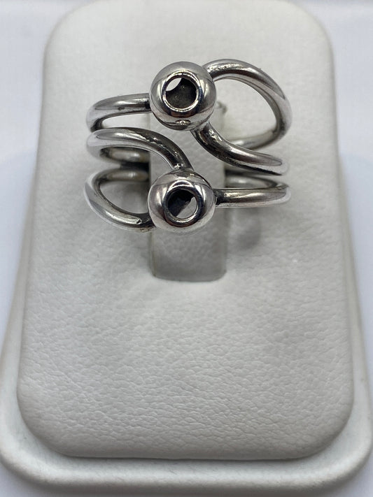 Anillo de plata doble cuerpo fluido en la mano, diseño orgánico minimalista