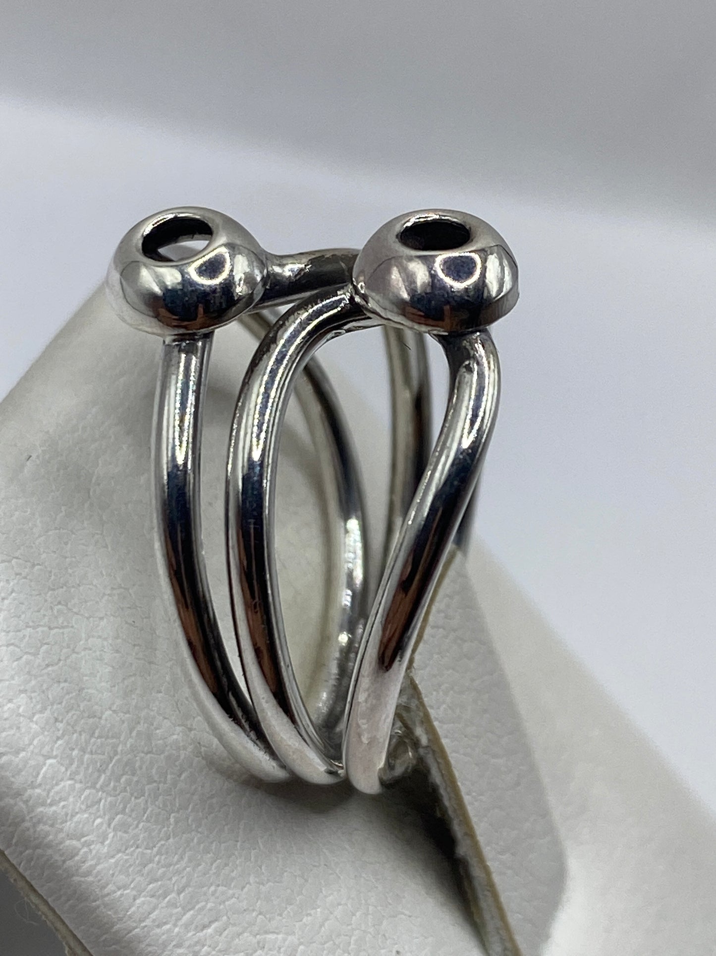 Detalle del anillo mostrando las curvas redondeadas y pulido brillante