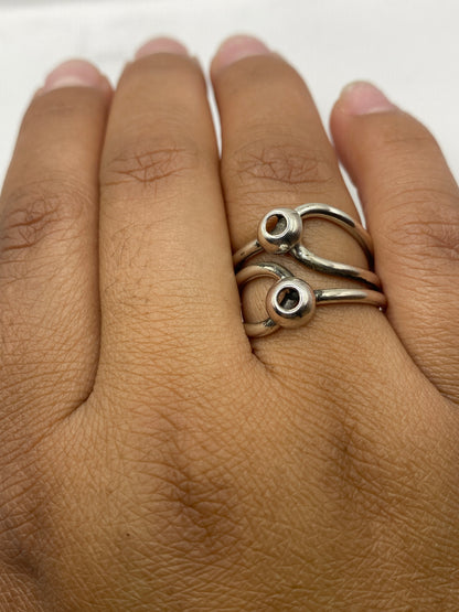 Anillo sobre fondo blanco revelando el sello 925 MEXICO