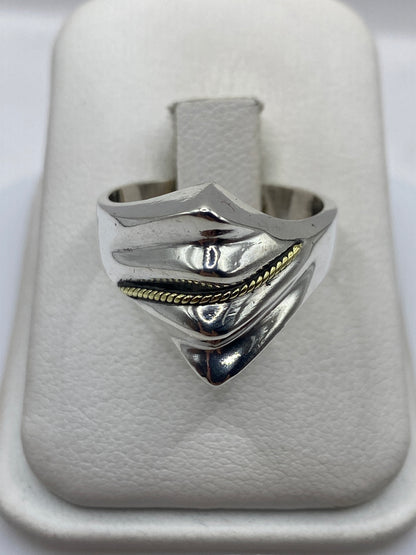 Anillo de plata con bandas superpuestas vistas de frente, mostrando geometría arquitectónica
