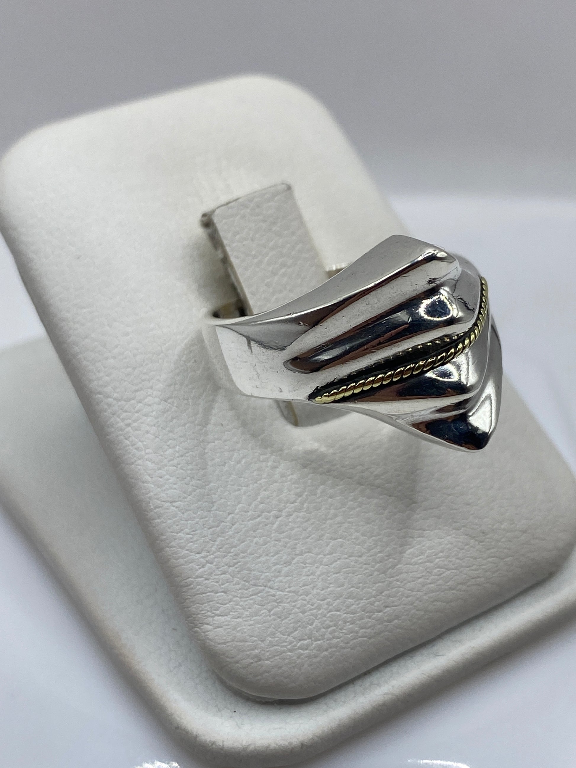 Anillo de plata .925 en la mano, demostrando el peso y presencia real del metal