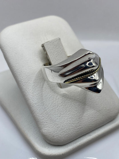 Anillo de plata .925 en la mano, demostrando el peso y presencia real del metal
