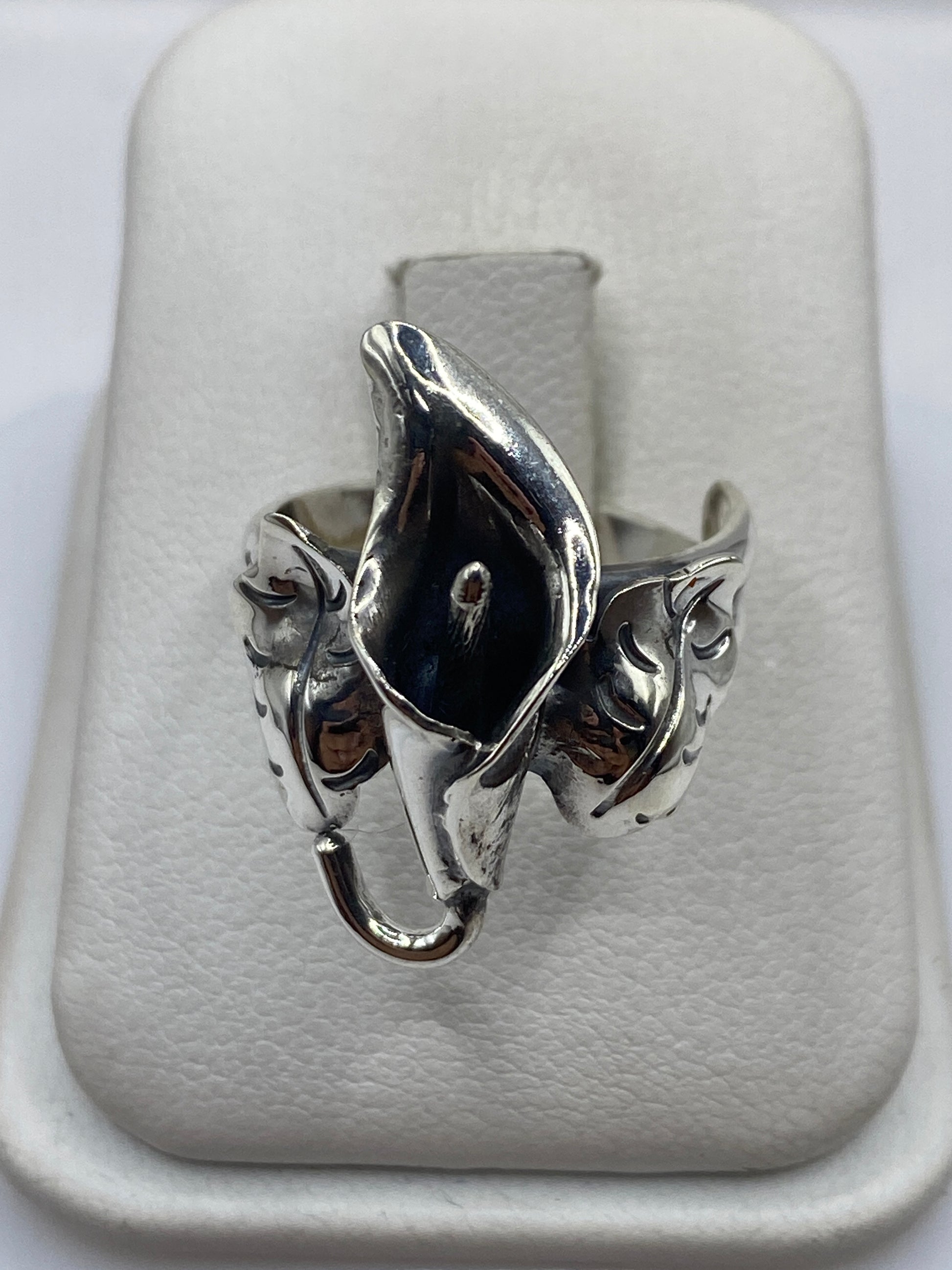 Anillo de plata ajustable con diseño étnico escultural en mano de mujer