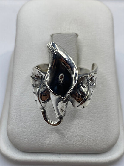 Anillo de plata ajustable con diseño étnico escultural en mano de mujer