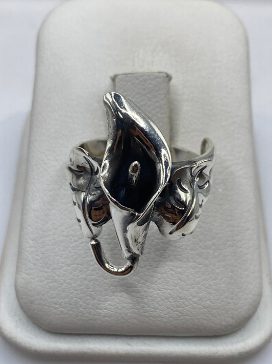 Anillo de plata ajustable con diseño étnico escultural en mano de mujer