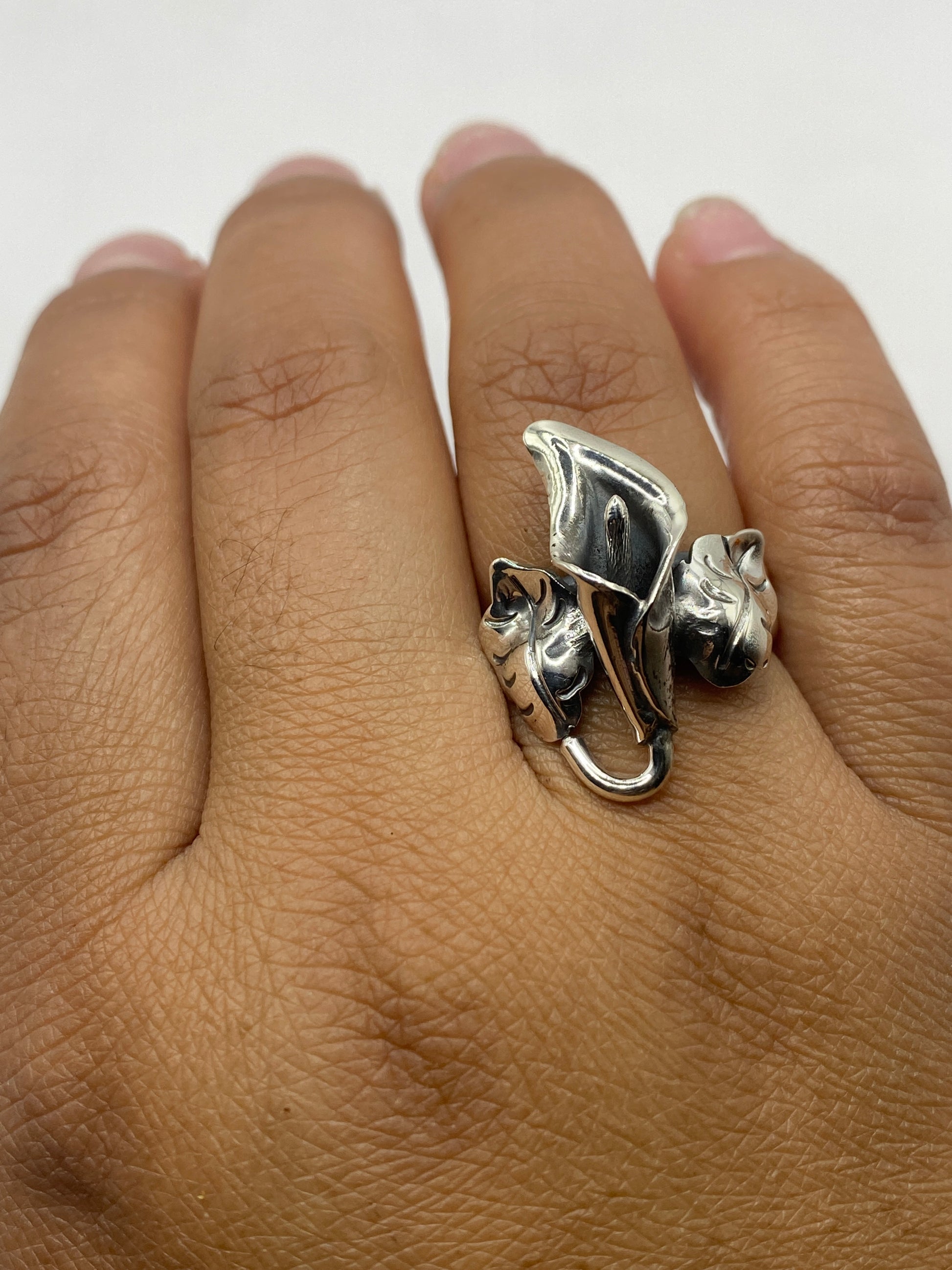 Anillo de plata sobre báscula mostrando peso de 6.2 gramos y SKU 003179