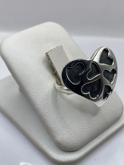 Anillo ajustable de corazones visto desde el lateral, mostrando la estructura en plata .925