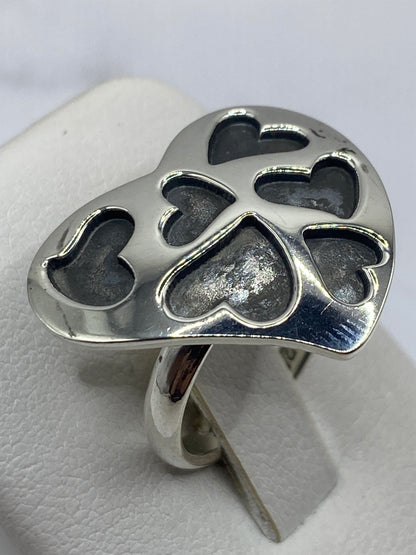 Detalle del pulido y contraste oxidado en los corazones del anillo floral