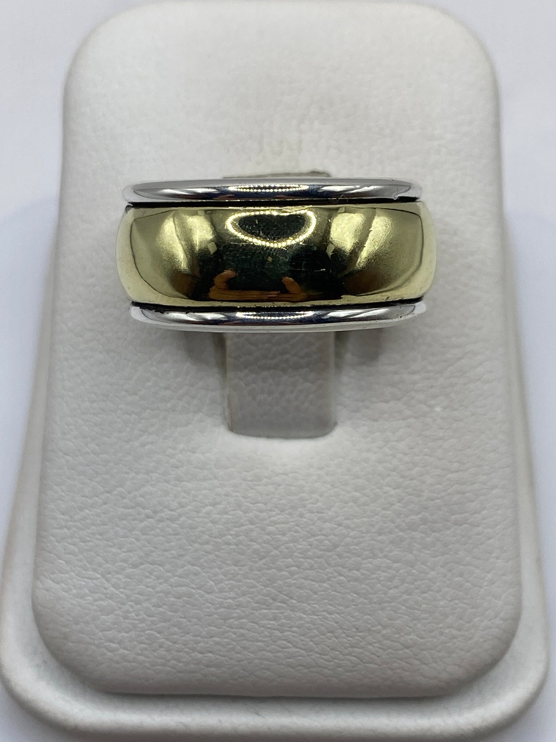 Anillo banda de plata pulida .925 sobre dedo masculino, acabado brillante