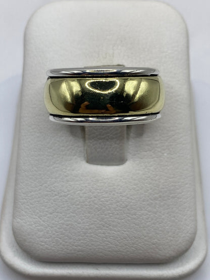 Anillo banda de plata pulida .925 sobre dedo masculino, acabado brillante