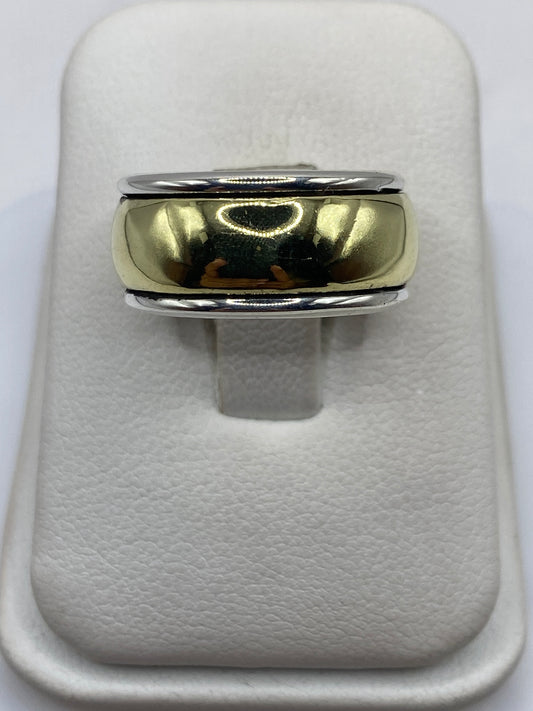 Anillo banda de plata pulida .925 sobre dedo masculino, acabado brillante