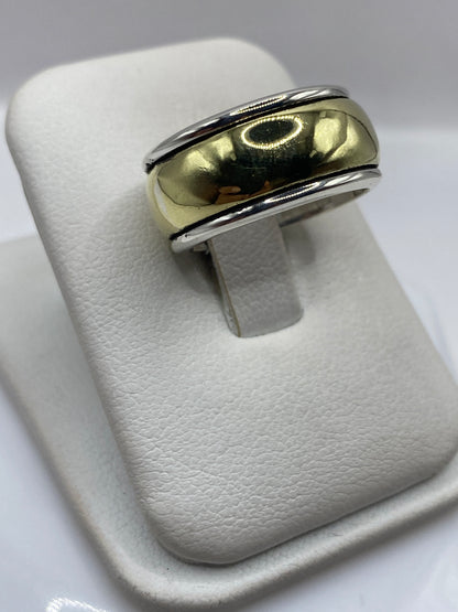 Vista lateral del anillo banda minimalista en plata de Taxco