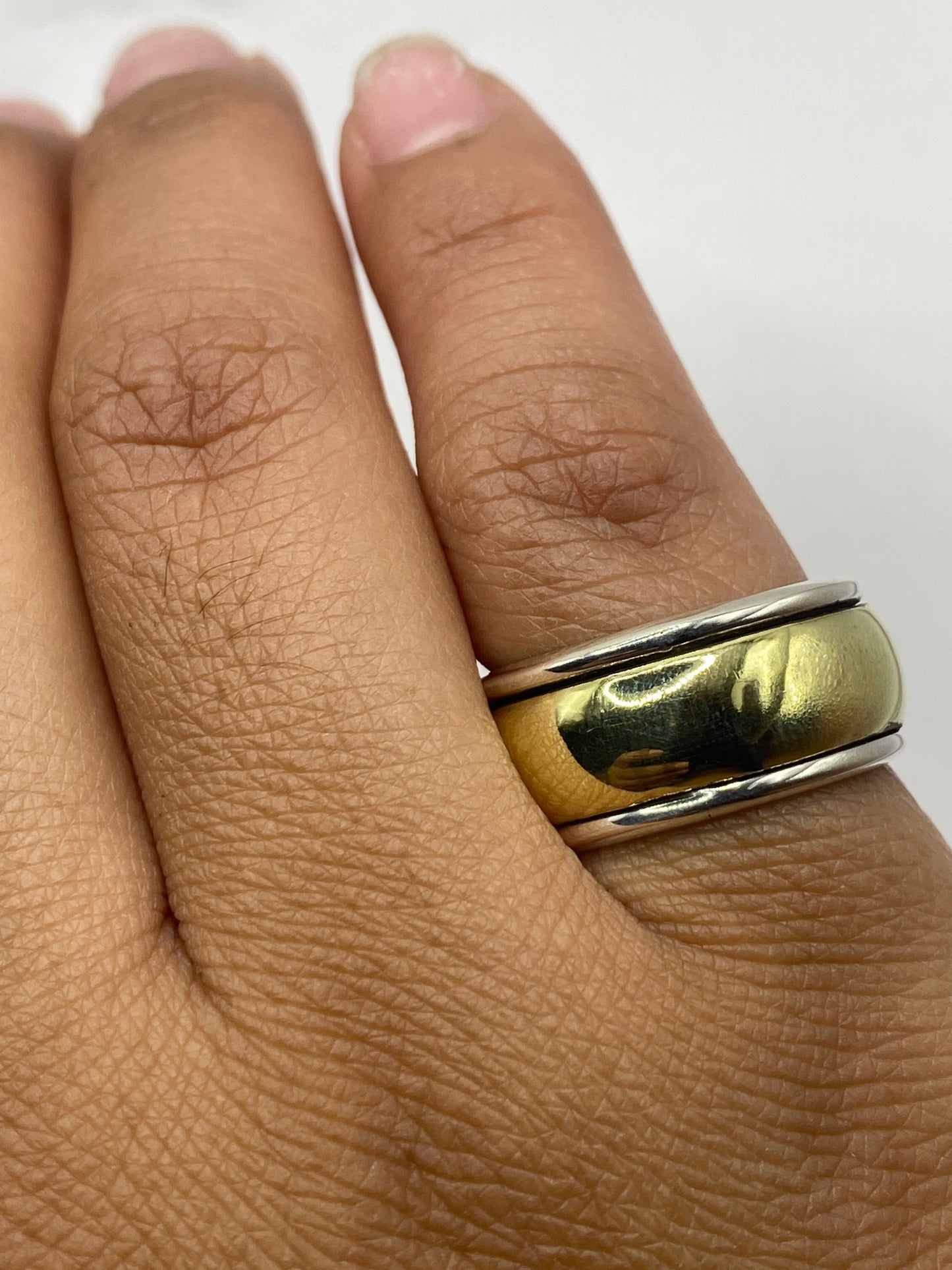 Anillo banda de plata pura sobre escala de precisión mostrando 9.7 gramos