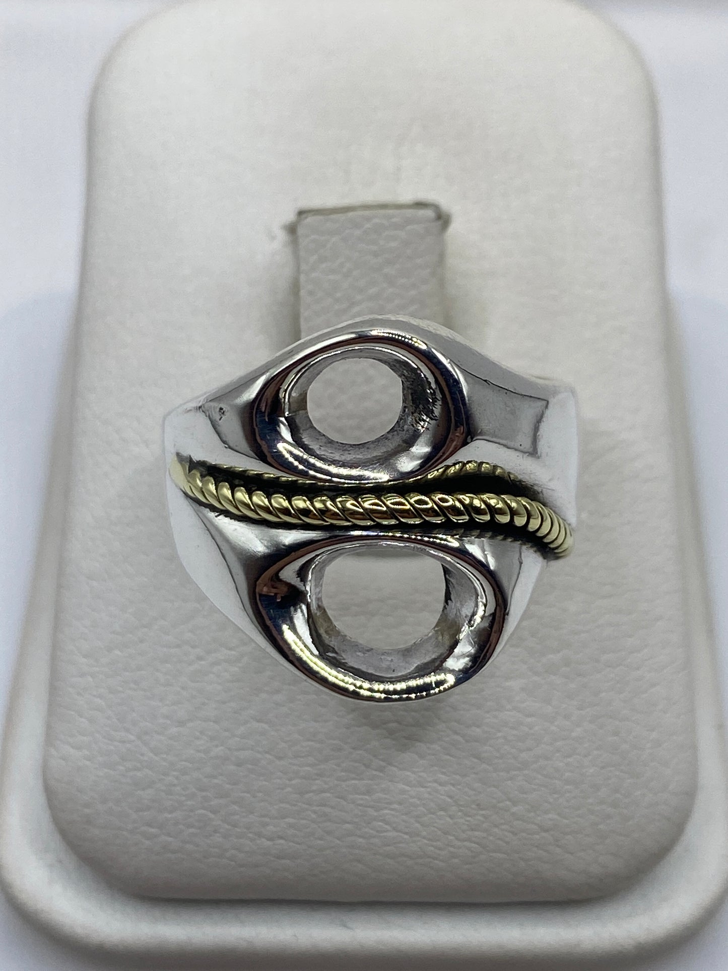 Anillo de plata doble óvalo con cuerda dorada vista de frente en mano de mujer