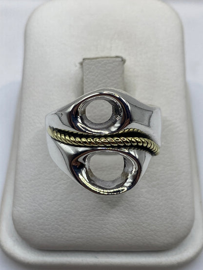Anillo de plata doble óvalo con cuerda dorada vista de frente en mano de mujer
