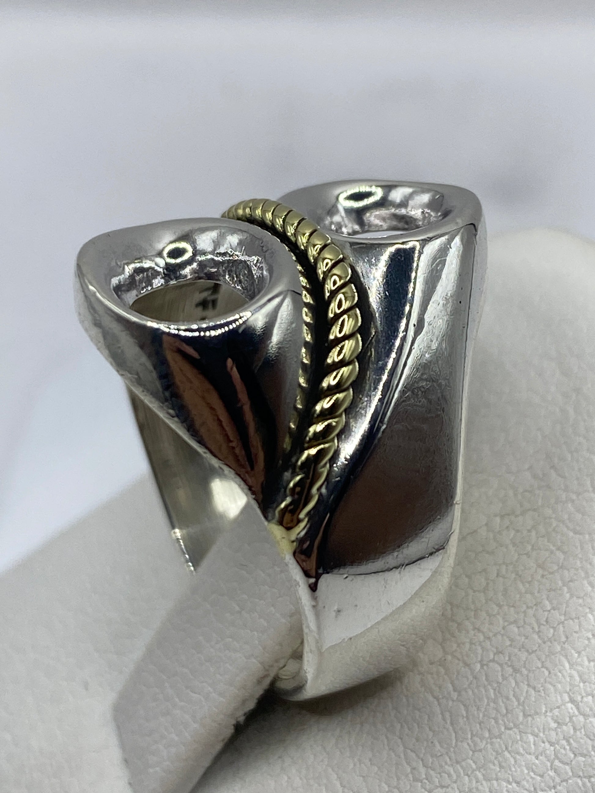 Anillo completo sobre blanco mostrando el sello 925 MEXICO en la banda