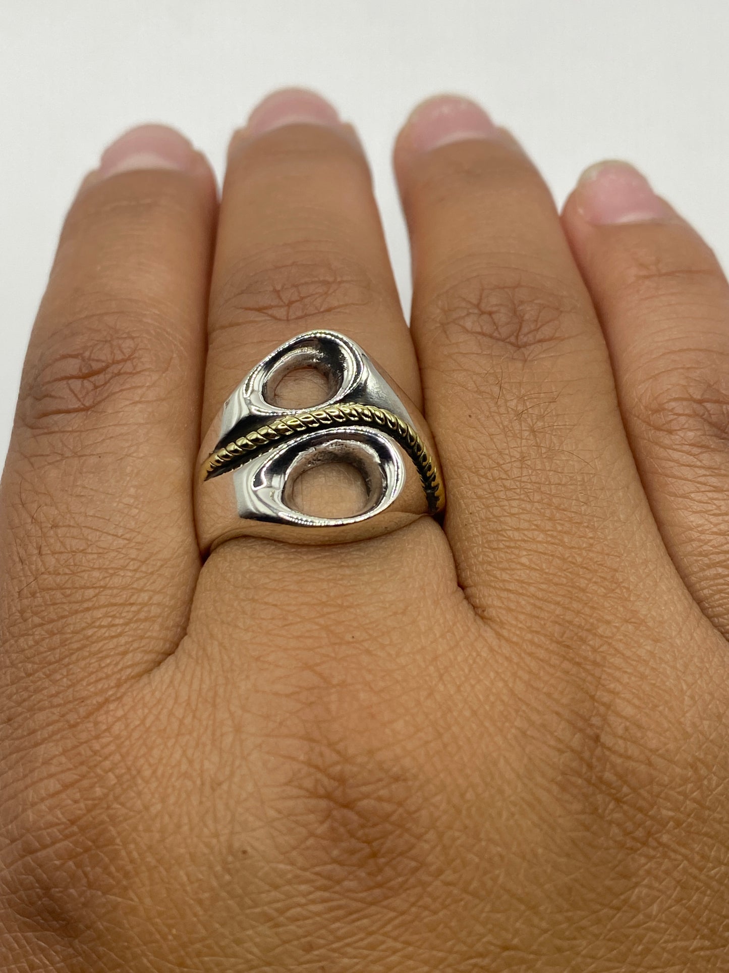 Anillo en balanza de precisión pesando 10.4 gramos de plata pura