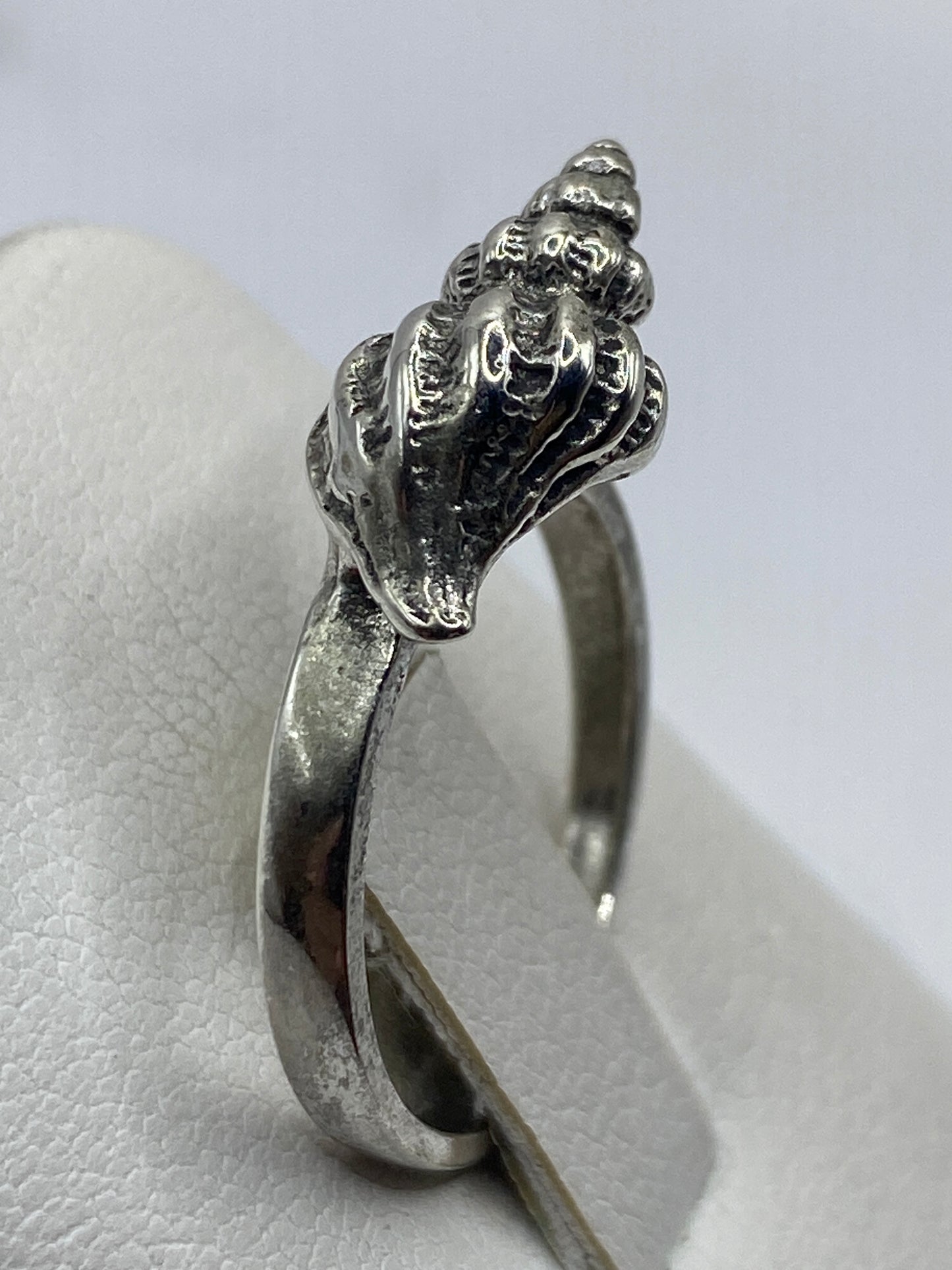 Detalle del diseño artesanal de la concha en plata de Taxco