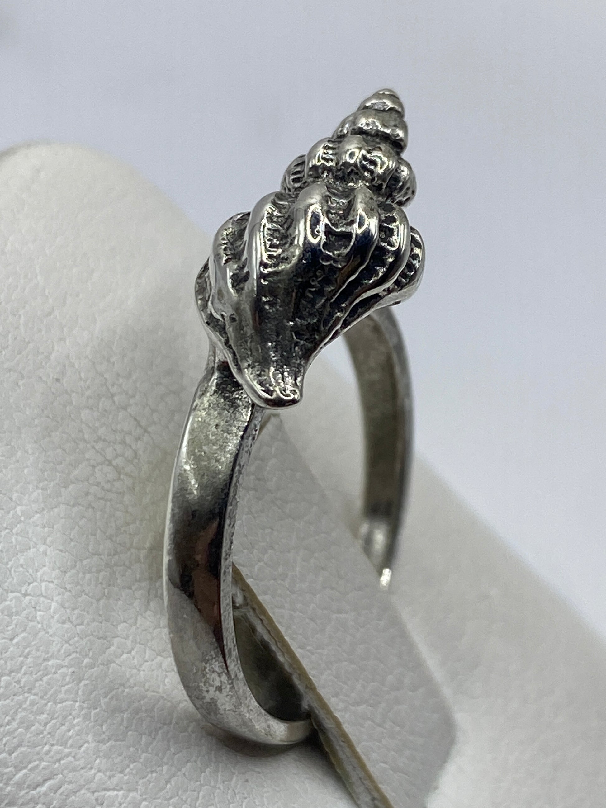 Detalle del diseño artesanal de la concha en plata de Taxco