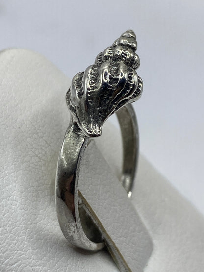 Detalle del diseño artesanal de la concha en plata de Taxco