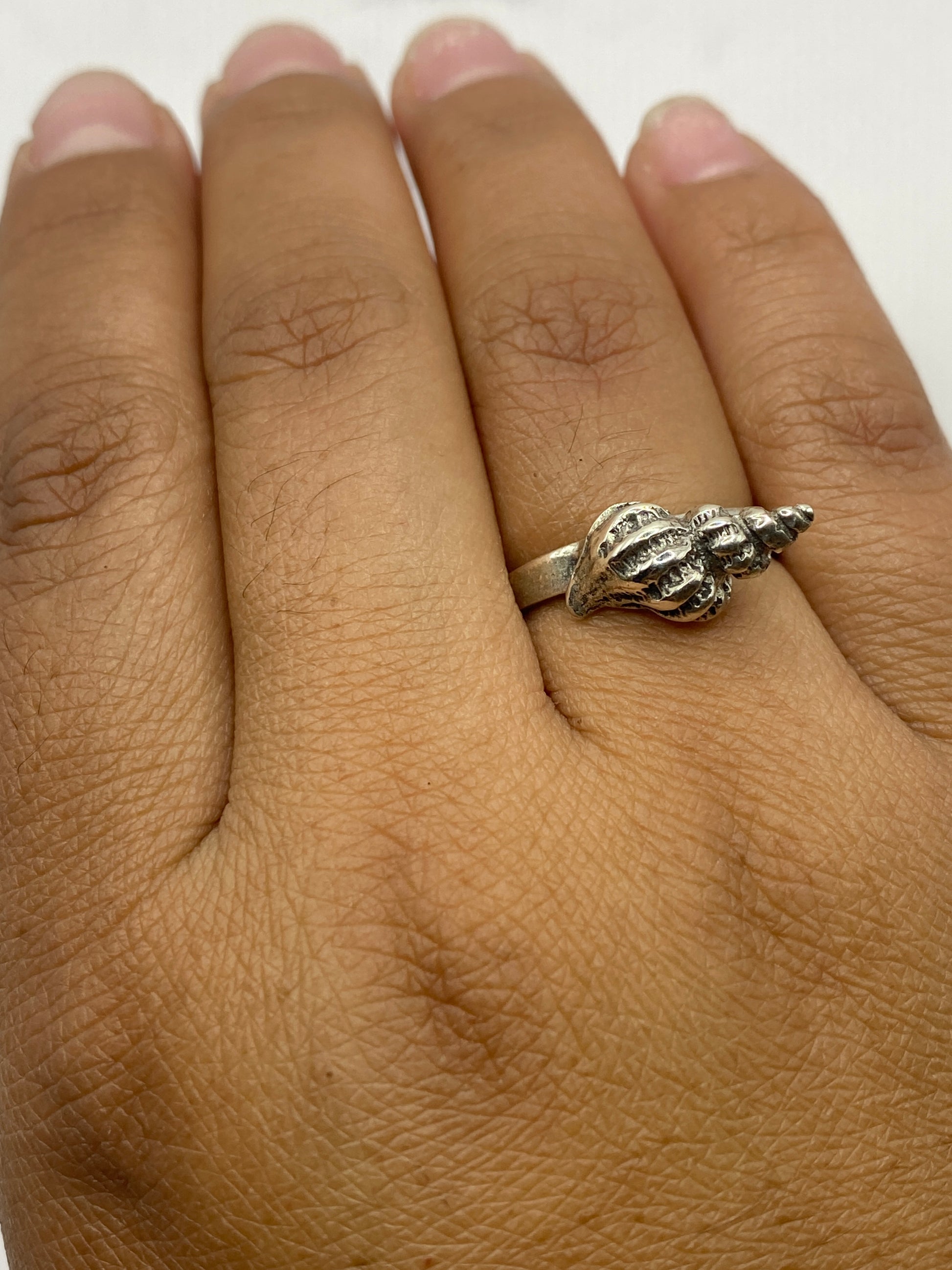 Anillo marino sobre fondo blanco mostrando el sello 925 en la banda