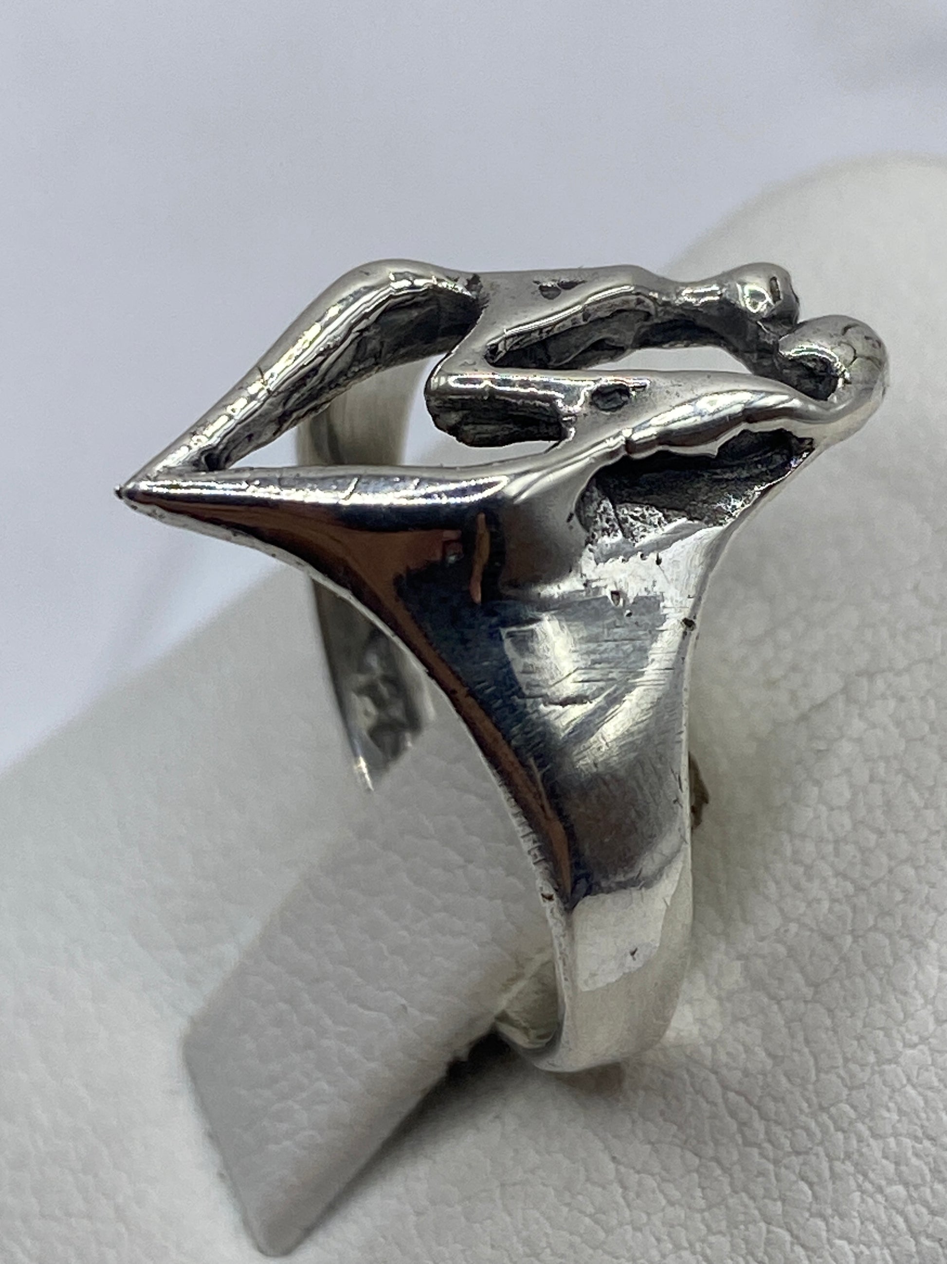 Detalle lateral del anillo de manos conectadas, vista del perfil y la banda