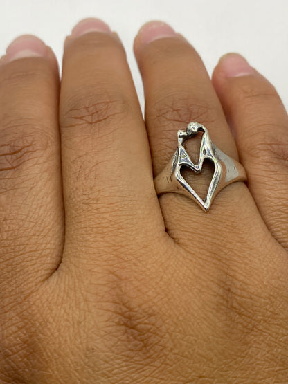 Anillo en dedo mostrando cómo se ve la escultura de manos en proporción real