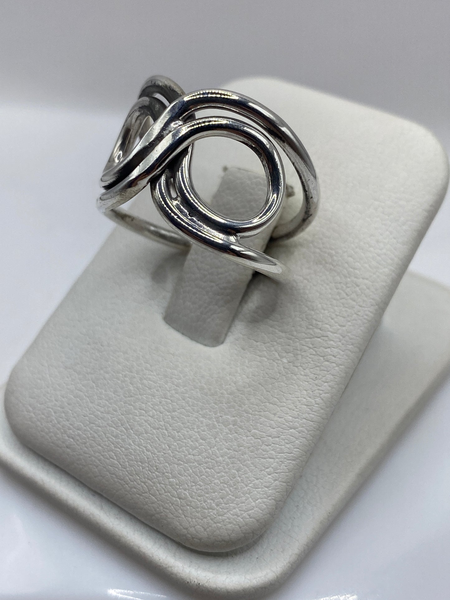 Vista frontal del anillo moderno minimalista de plata .925 en forma de doble bucle