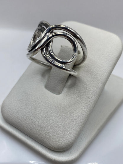Vista frontal del anillo moderno minimalista de plata .925 en forma de doble bucle