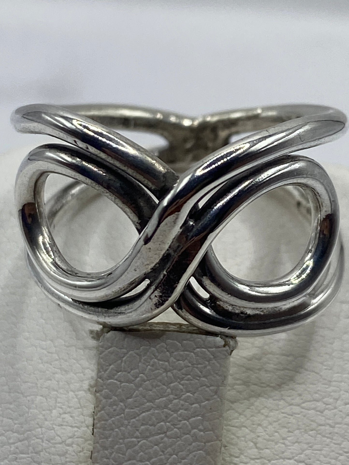 Detalle lateral del anillo mostrando el pulido brillante y el equilibrio de las líneas