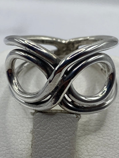 Detalle lateral del anillo mostrando el pulido brillante y el equilibrio de las líneas