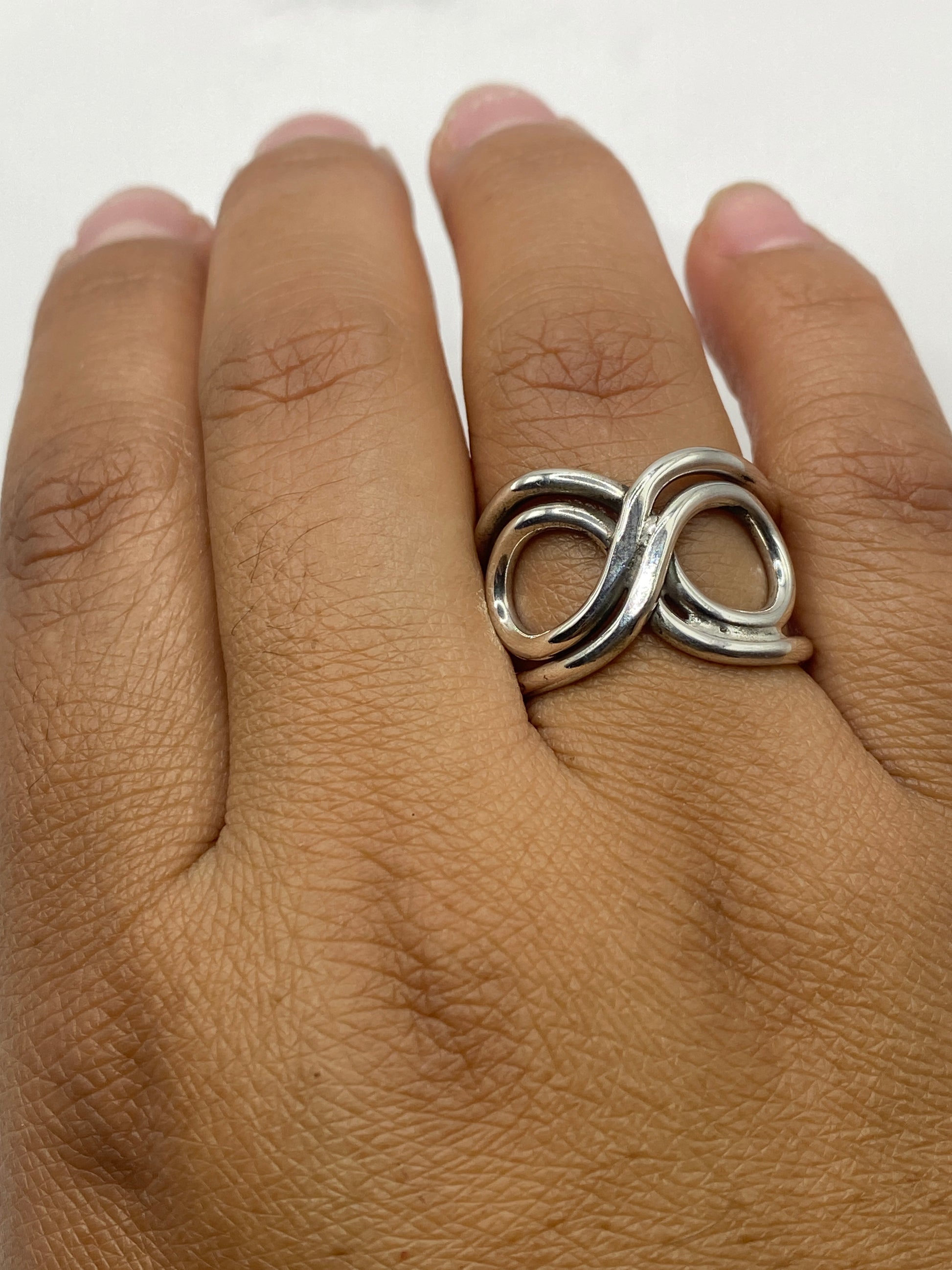 Anillo sobre fondo blanco mostrando el sello .925 MEXICO en el interior