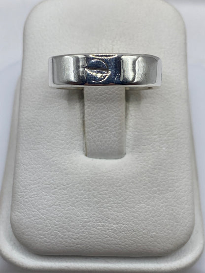 Anillo de plata banda pulida minimalista en estuche blanco, vista frontal