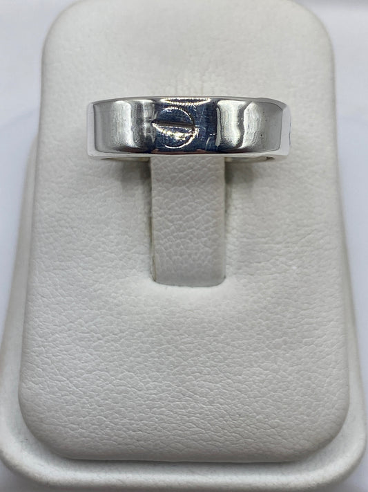 Anillo de plata banda pulida minimalista en estuche blanco, vista frontal