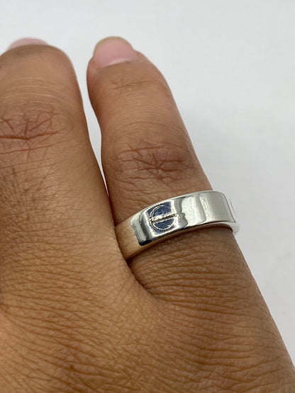 Anillo de plata maciza en fondo neutro mostrando acabado satinado en los flancos
