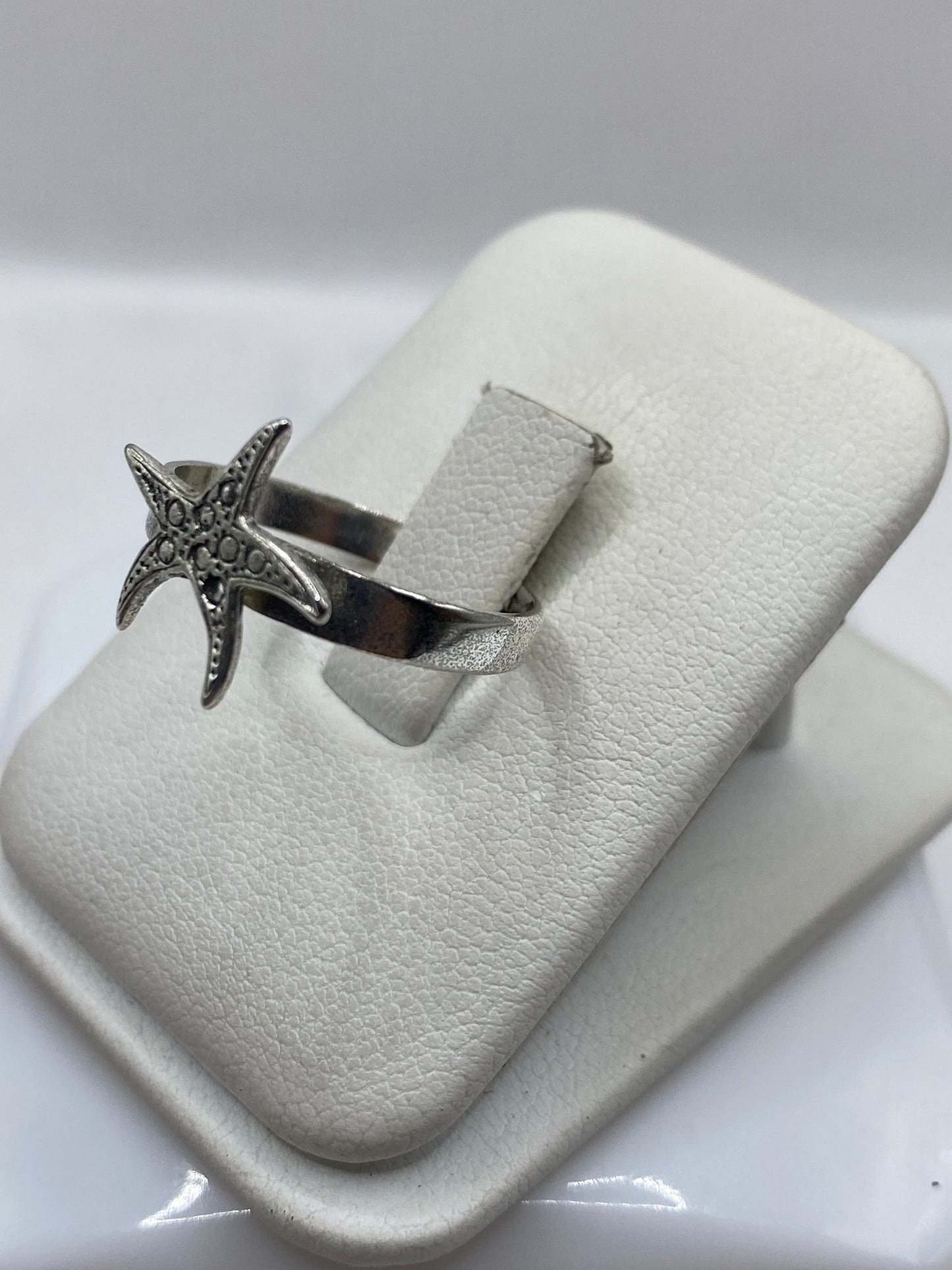 Anillo estrella de mar en plata .925 con detalle del grabado textural