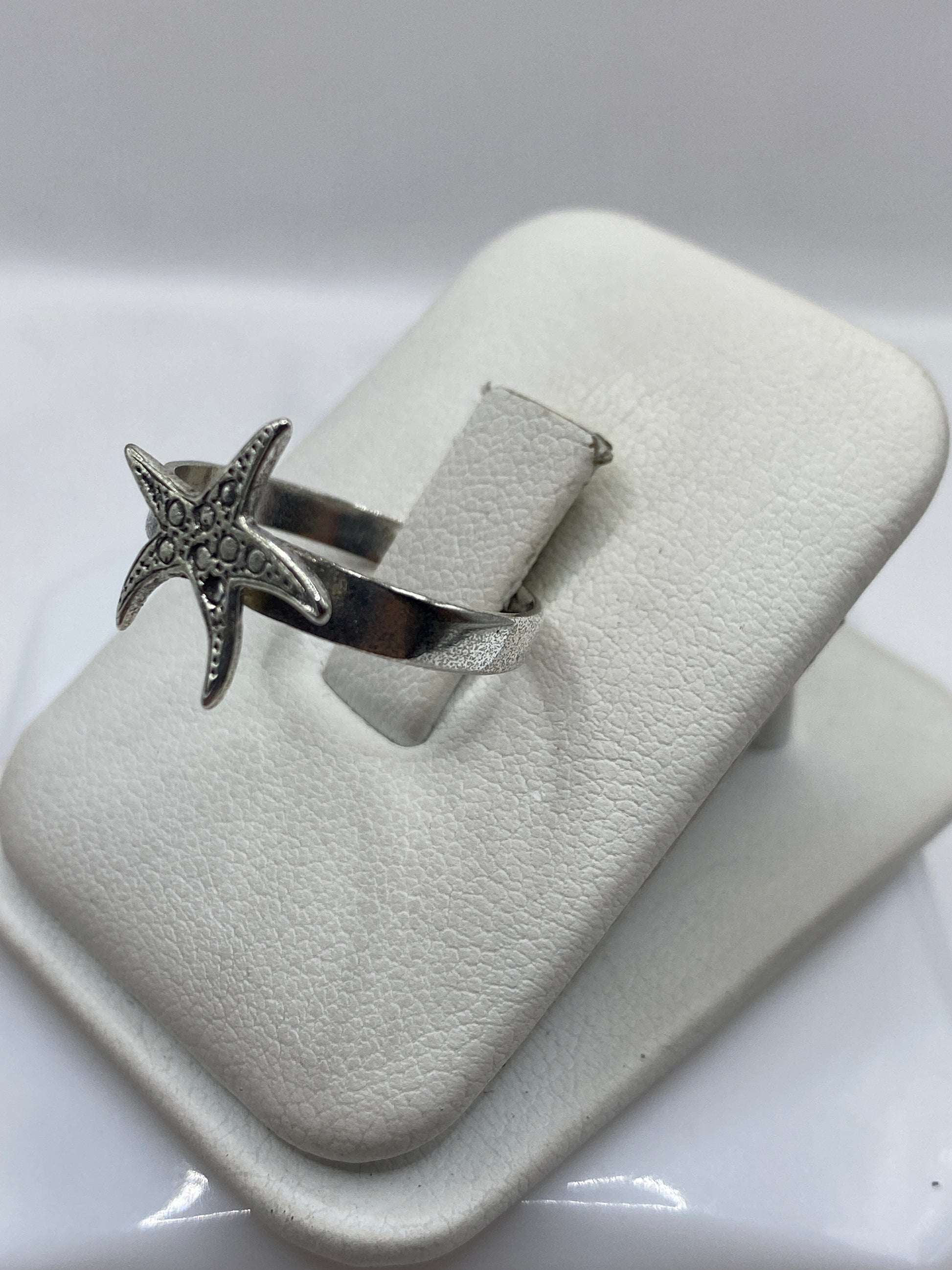 Anillo estrella de mar en plata .925 con detalle del grabado textural
