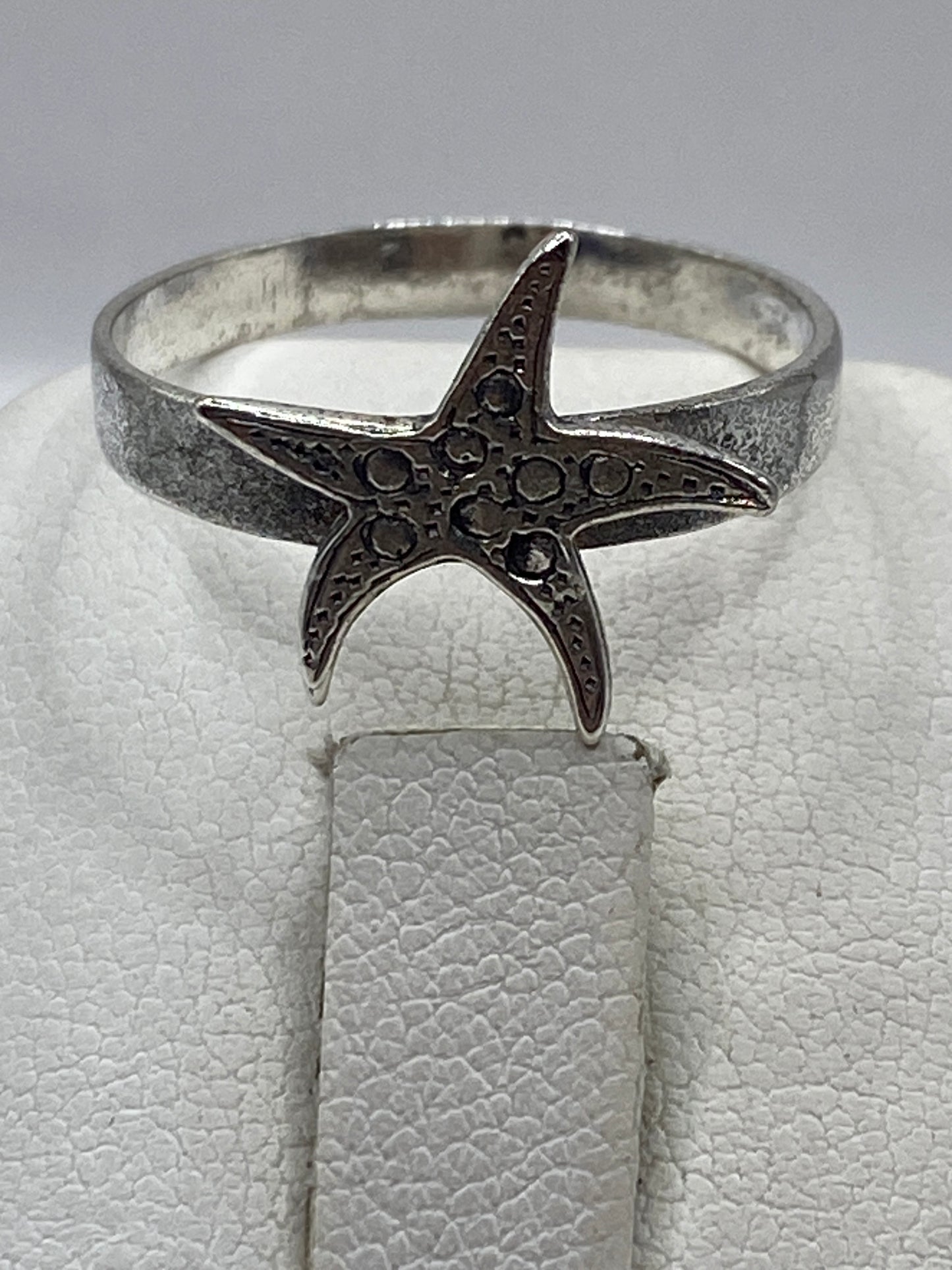 Anillo étnico de plata pura Taxco con estrella marina en dedo de mujer