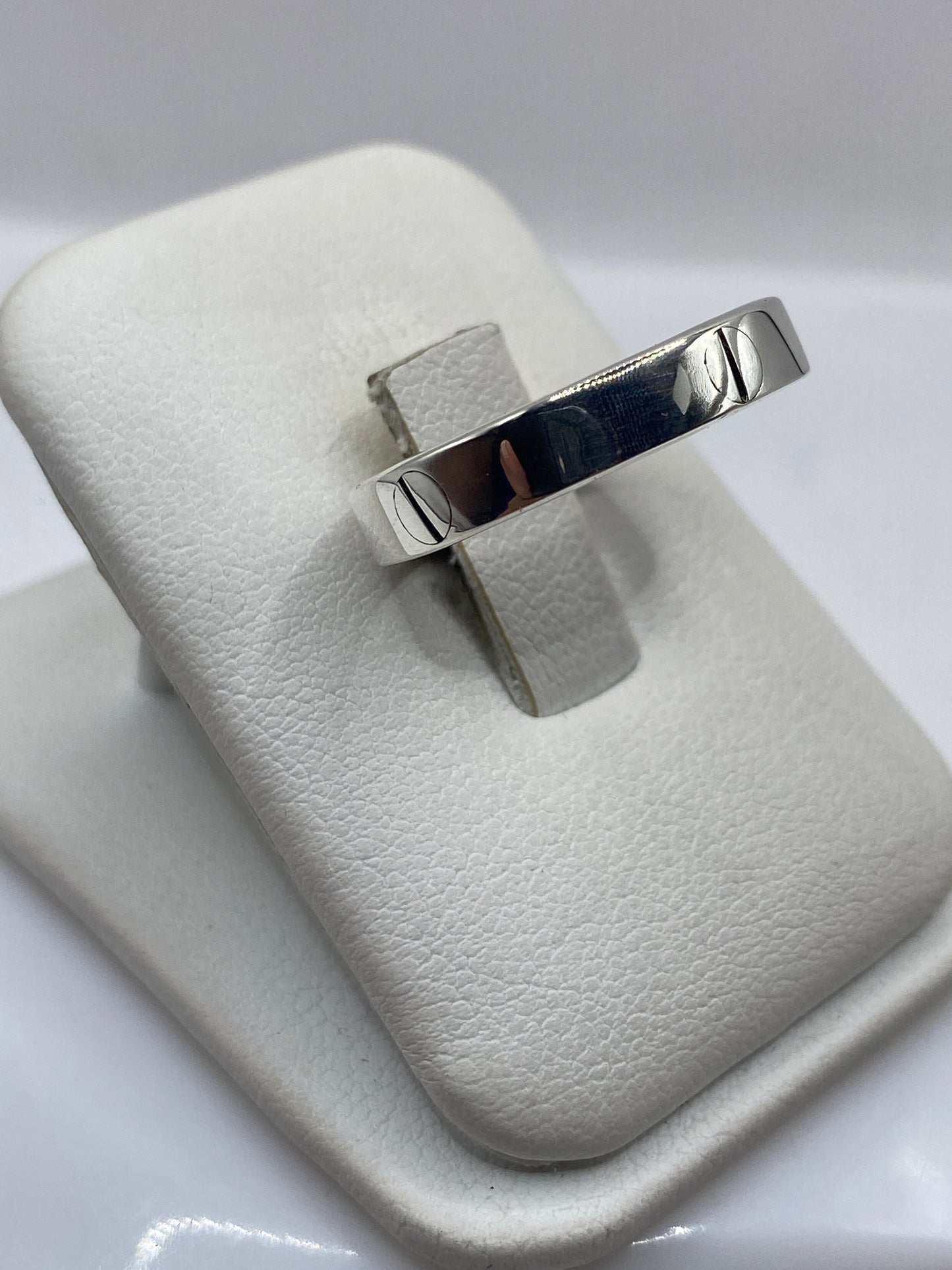 Vista frontal del anillo minimalista de plata sobre fondo blanco