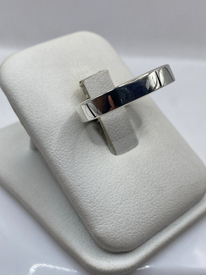 Vista frontal del anillo minimalista de plata sobre fondo blanco