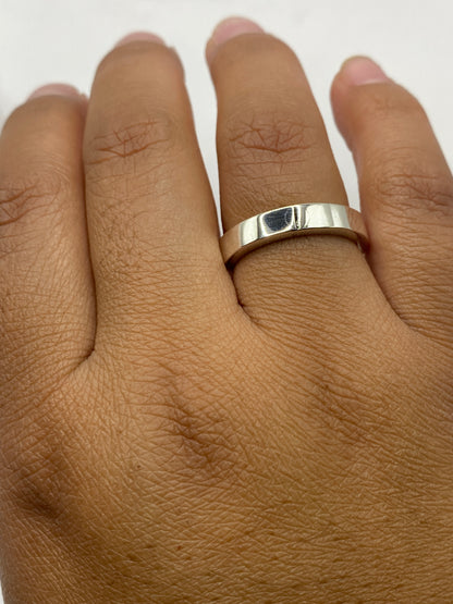 Anillo en dedo de mujer, demostrando el uso diario y versatilidad del diseño