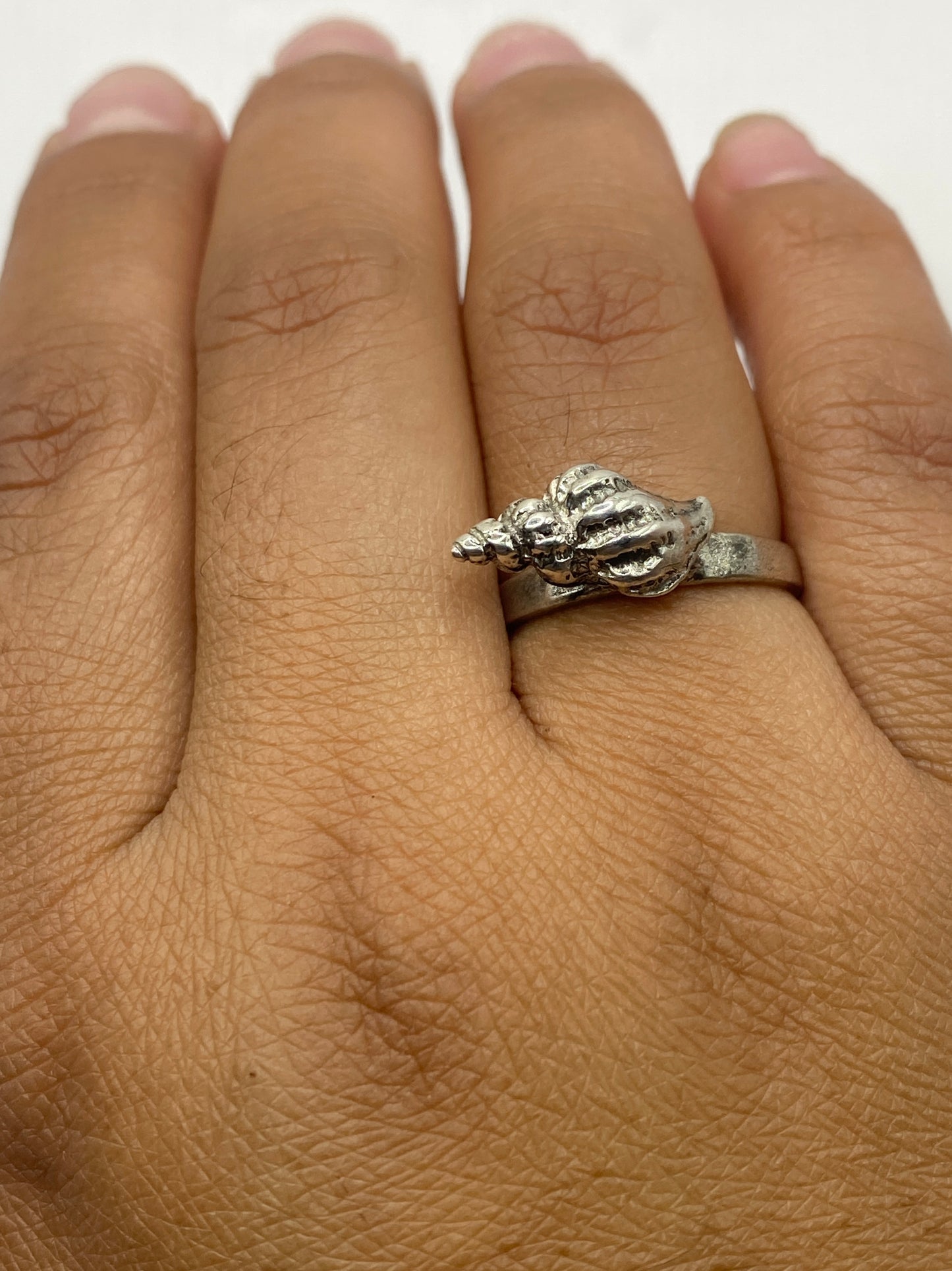 Anillo de búho en plata en dedo, mostrando peso y presencia de la pieza artesanal