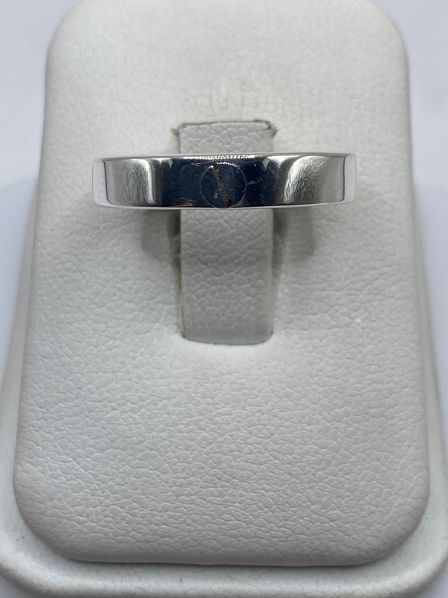 Anillo de plata .925 sello minimalista en estuche blanco, vista frontal
