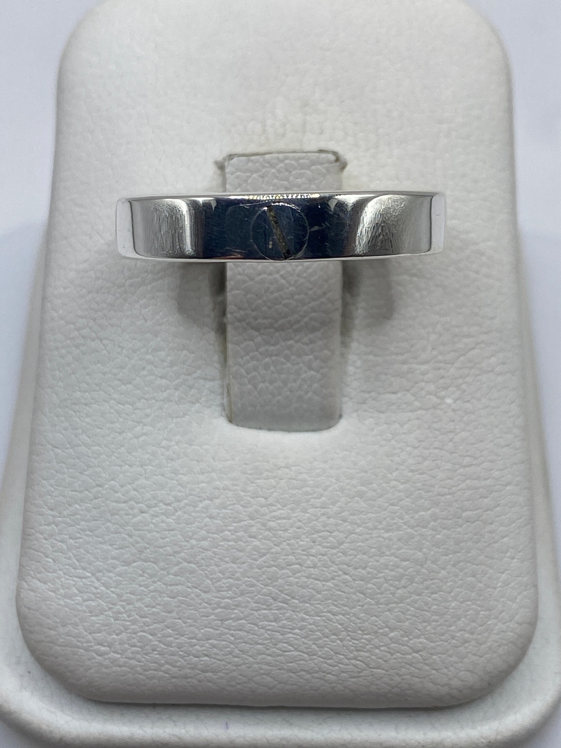 Anillo de plata .925 sello minimalista en estuche blanco, vista frontal