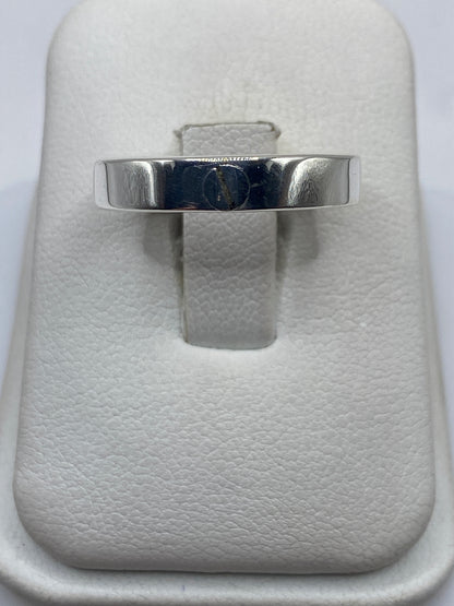 Anillo de plata .925 sello minimalista en estuche blanco, vista frontal
