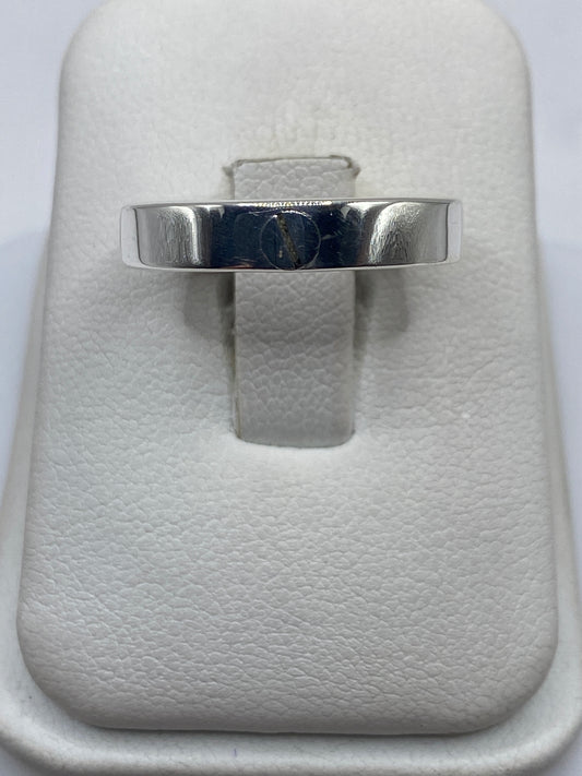 Anillo de plata .925 sello minimalista en estuche blanco, vista frontal