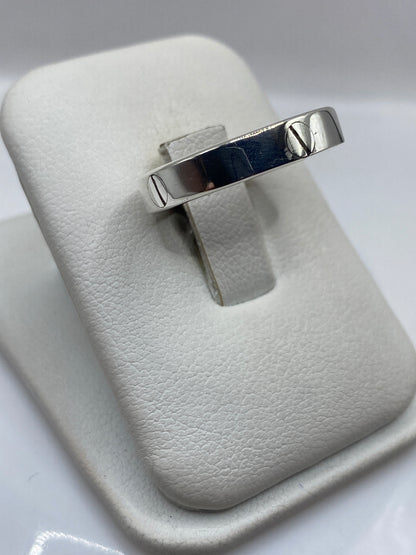 Anillo plata sello en la mano mostrando pulido y brillante