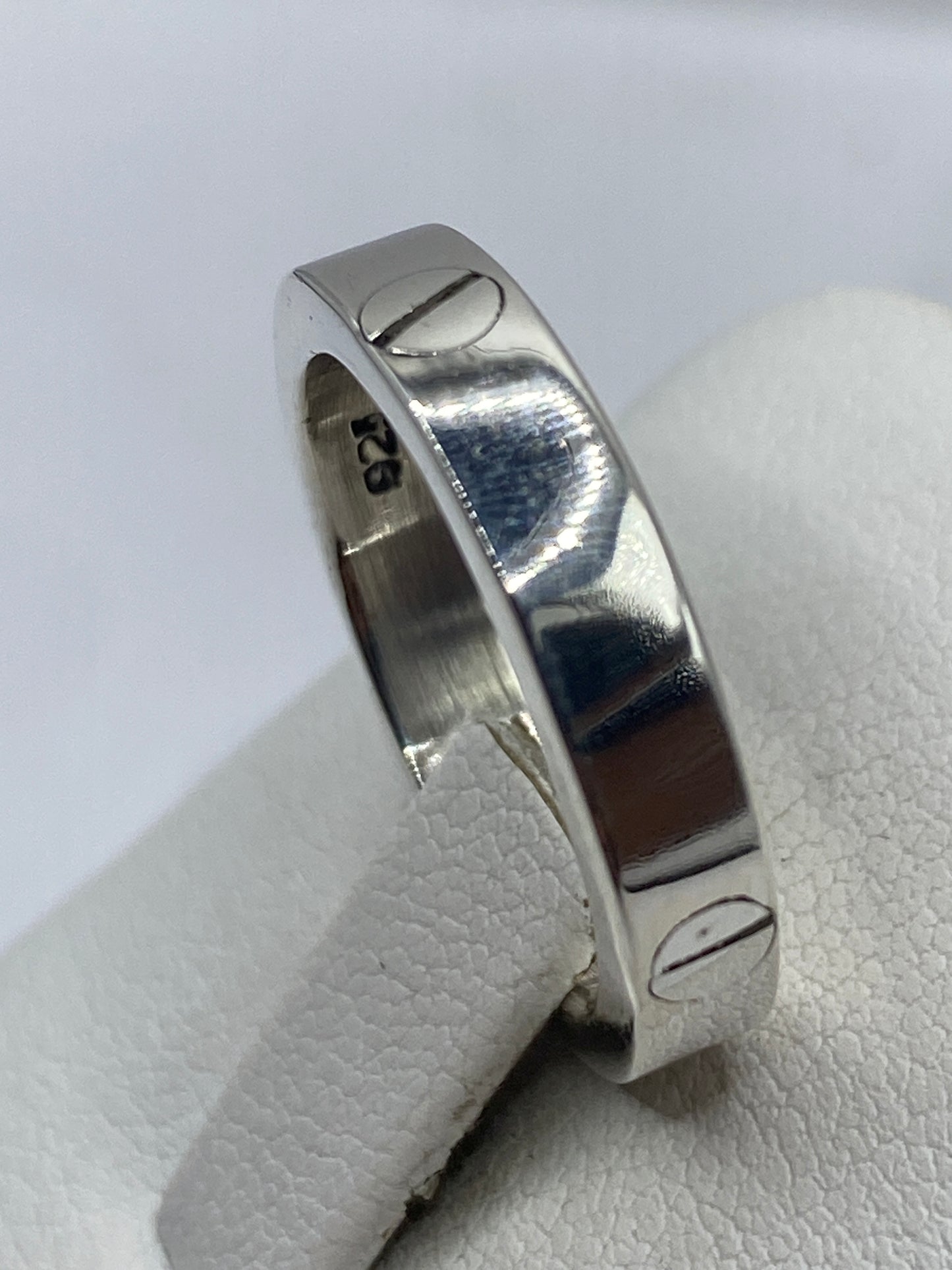 Detalle de la banda del anillo con sello .925 grabado